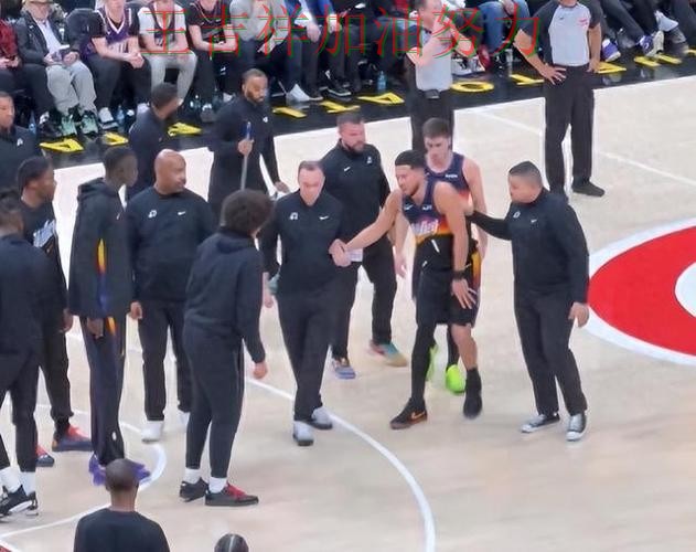 布克状态回升引发热议 比赛走势引发热议